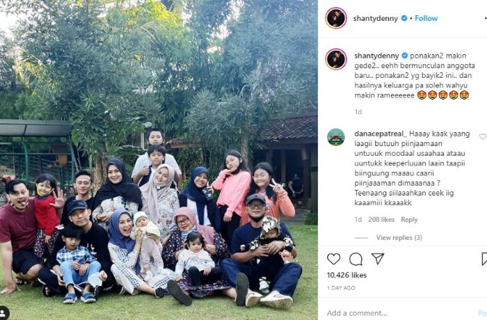 Momen kebersamaan keluarga besar Denny Cagur dan Santi Widihastuti di tengah pandemi