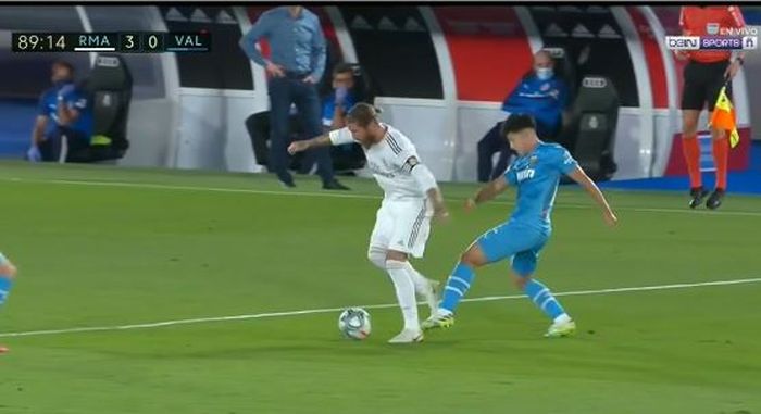 Lee Kang-in menendang Sergio Ramos dalam momen pertandingan LaLiga Spanyol antara Real Madrid vs Valencia di Estadio Alfredo Di Stefano, 18 Juni 2020.