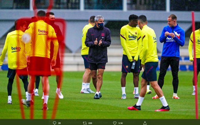 Suasana latihan skuad Barcelona bersama pelatih mereka, Quique Setien jelang menghadapi Sevilla di Ramon Sanchez Pizjuan, Sabtu (20/6/2020).