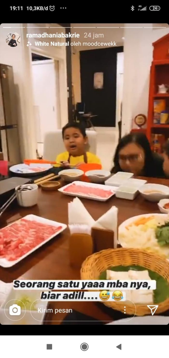 Nia Ramadhani memberikan tiga buah hatinya masing-masing seorang pengasuh.