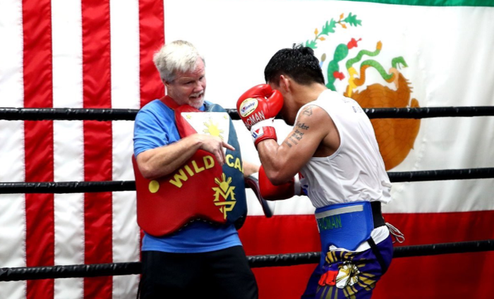 Freddie Roach (kiri) bersama dengan Manny Pacquiao (kanan)