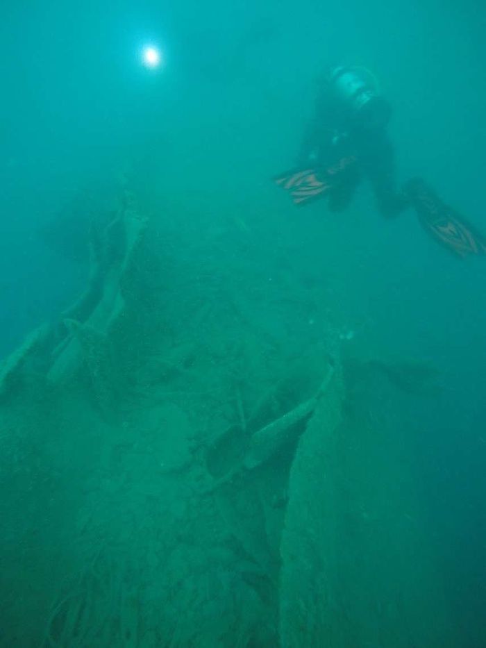 James Hunter sedang survei di bangkai kapal HMS Perth. Ini adalah bagian dari penelitian gabungan antara Puslit Arkenas dengan Australian National Maritime Museum.