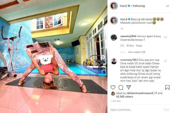 Potret penampilan Inul Daratista saat melakukan yoga.