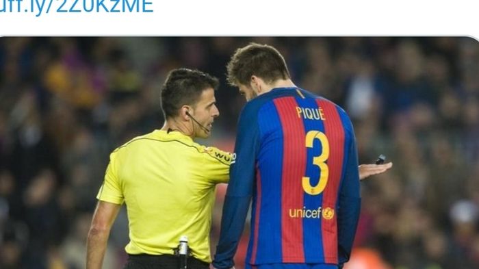 Wasit Liga Spanyol, Gil Manzano, dan bintang Barcelona, Gerard Pique.