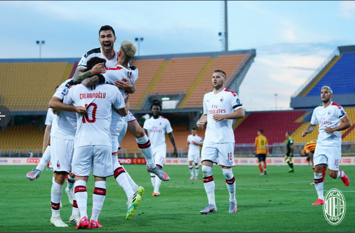 Pemain AC Milan saat merayakan gol yang dicetak Samu Castillejo di laga kontra Lecce, Selasa dini hari WIB.