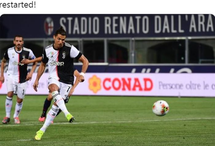 Megabintang Juventus, Cristiano Ronaldo, mencetak gol yang membuat kiper Bologna minggir pada laga Liga Italia di Stadion Renato Dall'Ara, Senin (22/6/2020).