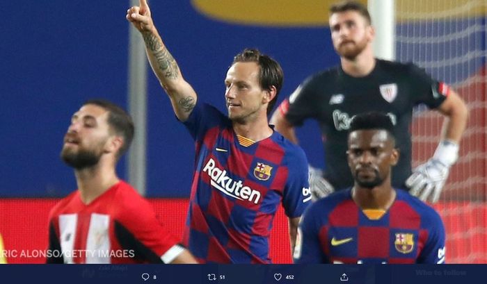 Gelandang Barcelona, Ivan Rakitic, merayakan gol ke gawang Athletic Bilbao.