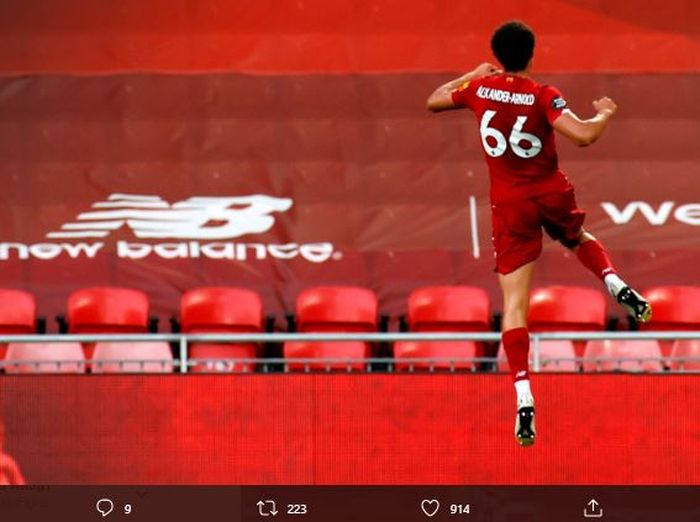 Trent Alexander-Arnold merayakan gol lewat freekick ke gawang Crystal Palace.