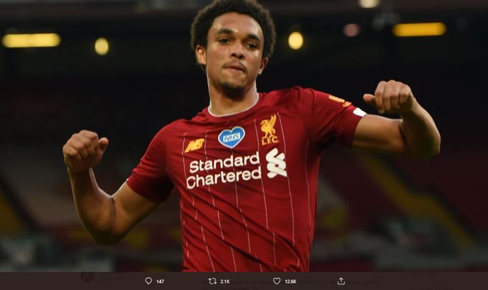 Trent Alexander-Arnold merayakan gol lewat freekick ke gawang Crystal Palace.