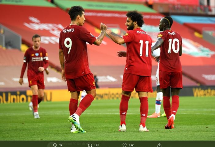 Mohamed Salah disambut Roberto Firmino usai mencetak gol kedua Liverpool ke gawang Crystal Palace di Stadion Anfield pada laga pekan ke-31 Liga Inggris, Rabu (24/6/2020).