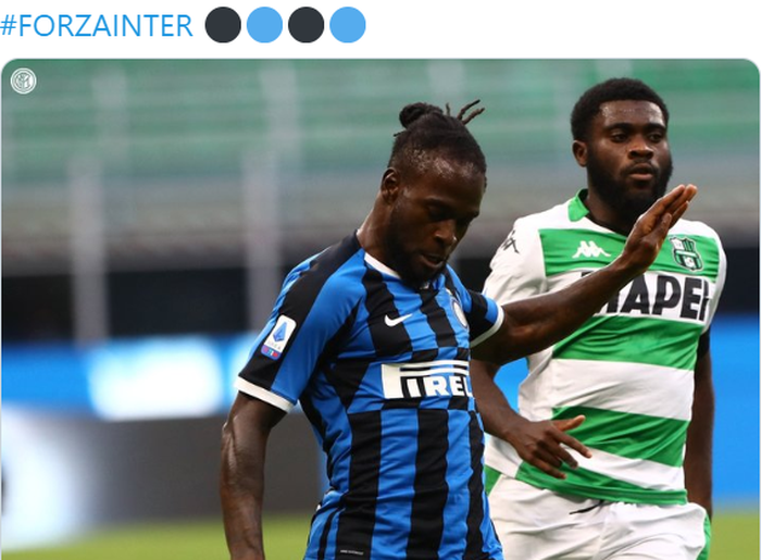 Victor Moses (Kiri) saat beraksi di laga Inter Milan melawan Sassuolo, Kamis (25/6/2020) dini hari WIB.