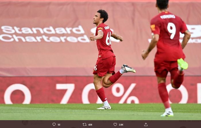 Trent Alexander-Arnold merayakan gol lewat freekick ke gawang Crystal Palace.