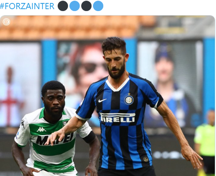 Roberto Gagliardini (Kanan) saat berduel dengan Jeremie Boga di laga Inter Milan kontra Sassuolo yang berakhir dengan skor 3-3.