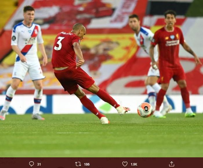 Fabinho mencetak gol ke gawang Crystal Palace lewat tendangan keras dari luar kotak penalti.