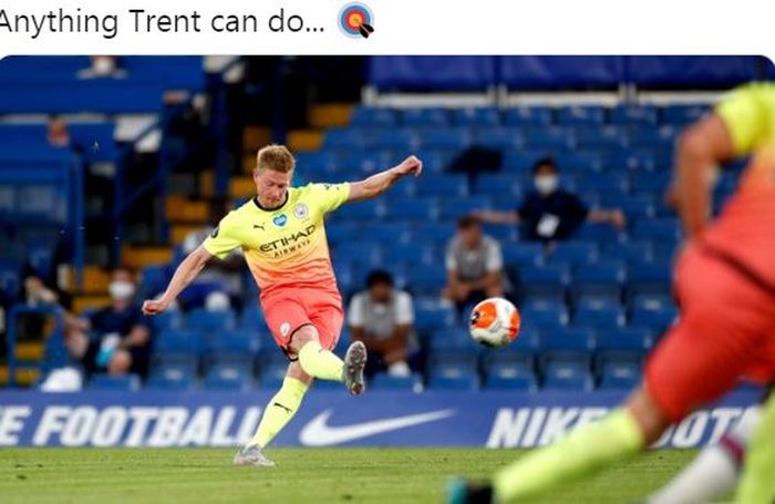 Gelandang Manchester City, Kevin De Bruyne, mencetak gol ke gawang Chelsea dalam laga Liga Inggris di Stadion Stamford Bridge, Kamis (25/6/2020).