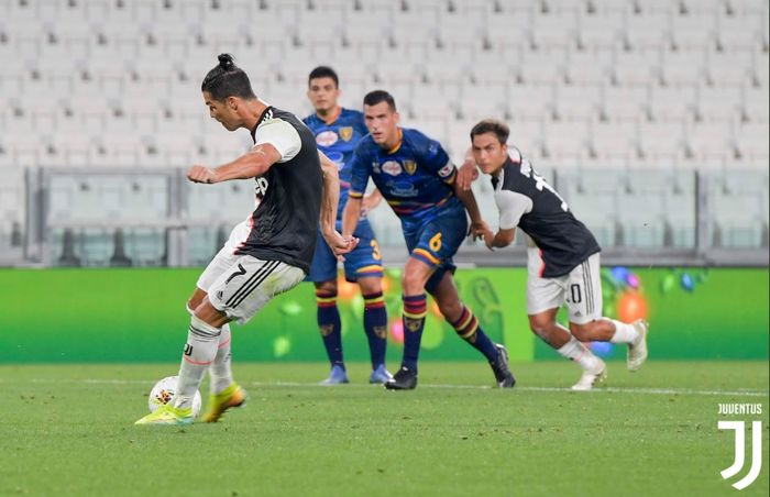 Megabintang Juventus, Cristiano Ronaldo, mencetak gol dari titik putih pada laga melawan Lecce di Allianz Stadium pada laga pekan ke-28 Liga Italia, Jumat (26/6/2020).