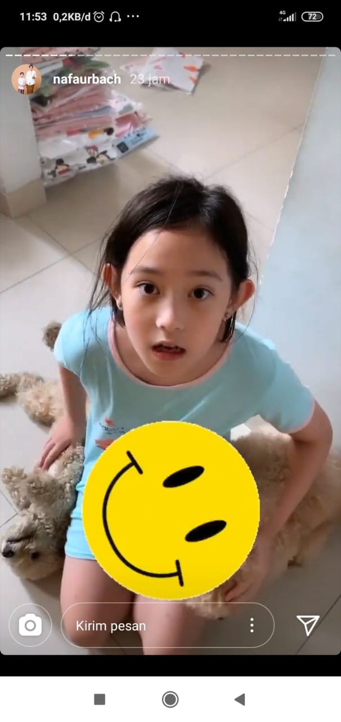 Nafa Urbach berbincang dengan anaknya 