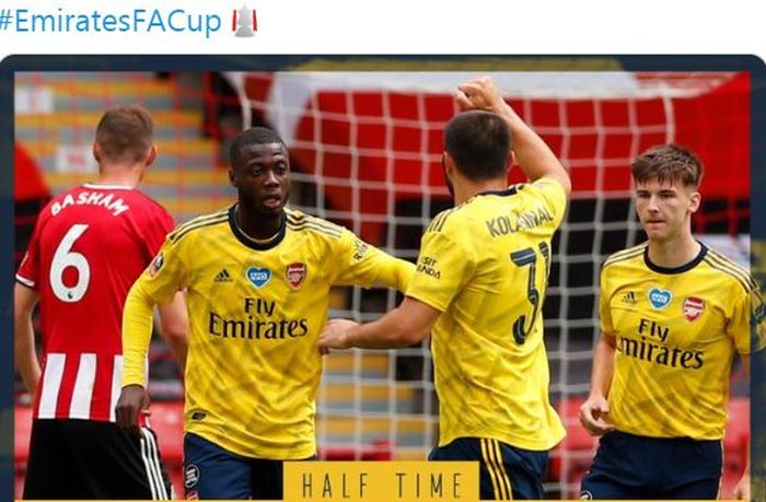 Winger Arsenal, Nicolas Pepe (kedua dari kiri), merayakan gol ke gawang Sheffield United dalam laga perempat final Piala FA di Stadion Bramall Lane, Minggu (28/6/2020).