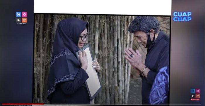 Rhoma Irama menangis saat berikan kenang-kenangan ke ahli wari soneta grup
