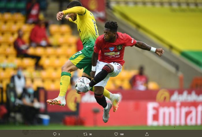 Gelandang Manchester United, Fred, berduel dengan pemain Norwich City pada laga babak perempat final Piala FA, Sabtu (27/6/2020) waktu setempat.