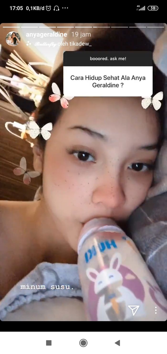 Anya Geraldine meminum susu lewat botol bayi