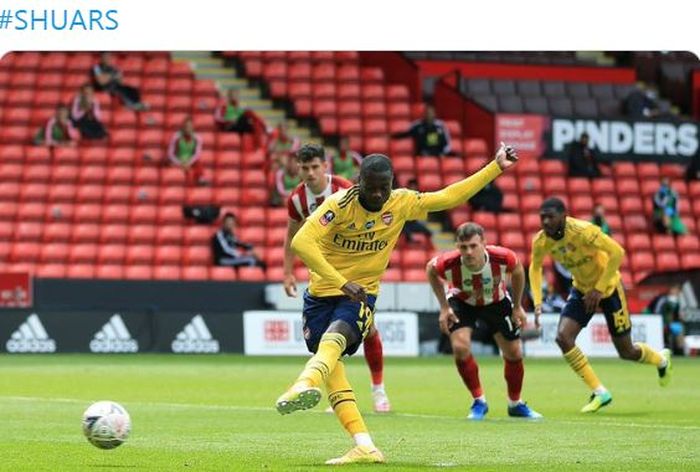 Winger Arsenal, Nicolas Pepe, mencetak gol ke gawang Sheffield United dalam laga perempat final Piala FA di Stadion Bramall Lane, Minggu (28/6/2020).