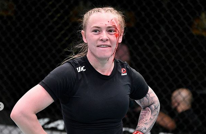 Jika sudah naik ke oktagon UFC, petarung wanita, Kay Hensen yang cantik pun tidak segan-segan berubah menjadi begal kelas kakap.