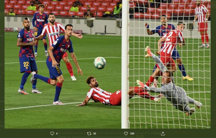 Diego Costa dalam partai Liga Spanyol antara Barcelona vs Atletico Madrid.