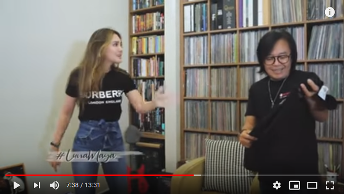 Luna Maya saat menunjukkan sosok suaminya pada Ari Lasso