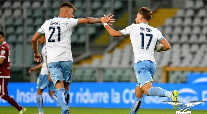 Striker Lazio, Ciro Immobile, merayakan gol yang dicetak ke gawang Torino dalam laga Liga Italia di Stadion Grande Torino, Selasa (30/6/2020).