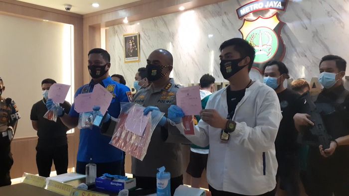 Ridho Ilahi saat dibawa oleh petugas kepolisian ke Rutan Polres Metro Jakarta Barat, Rabu (1/7/2020).