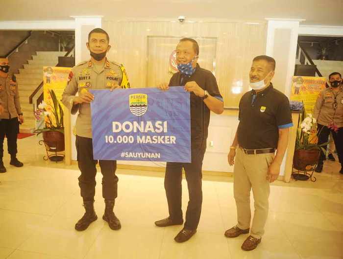 Komisaris PT PBB Umuh Muchtar dan Zainuri Hasyim menyerahkan bantuan secara simbolis kepada Kapolda Jabar, Irjen Pol Rudy Sufahriadi.