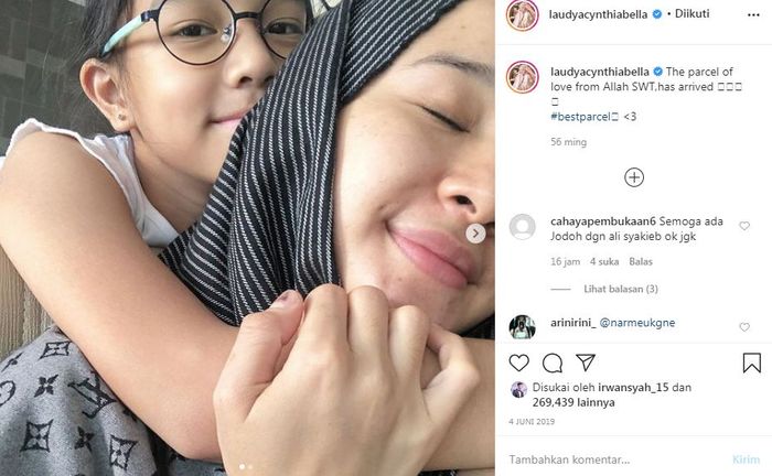 Laudya Cynthia Bella bersama Aleesya, anak Engku Emran.