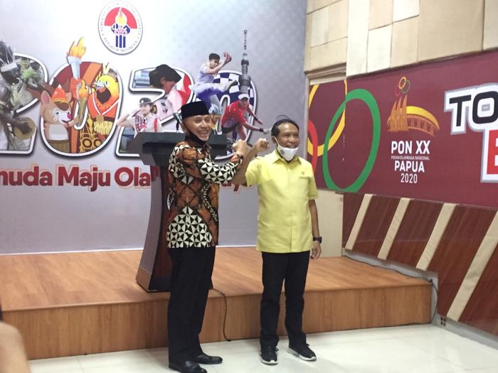 Ketua Umum PSSI, Mochamad Iriawan dan Menpora, Zainudin Amali, dalam konferensi pers mengenai persiapan Piala  Dunia U-20 2021.