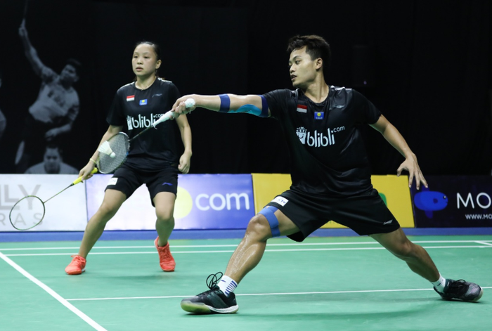 Pasangan ganda campuran Indonesia, Akbar Bintang Cahyono/Winny Oktavina Kandow, beraksi ketika di partai semifinal PBSI Home Tournament, pada Jumat (3/7/2020).