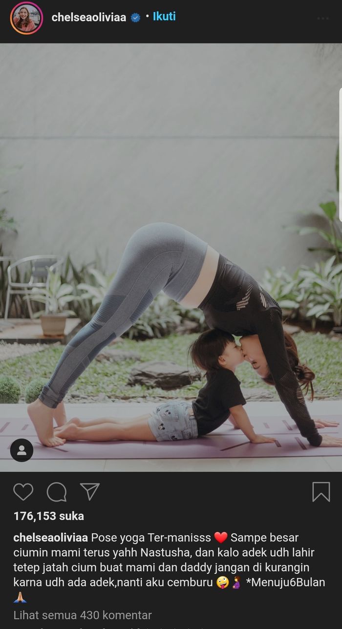 Chelsea Olivia dan Nastusha sama-sama mempraktikkan pose yoga