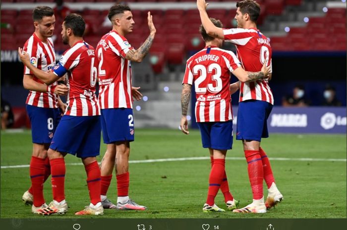 Para pemain Atletico Madrid menyambut Alvaro Morata usai menjebol gawang Real Mallorca pada laga pekan ke-34 Liga Spanyol, Jumat (3/7/2020).