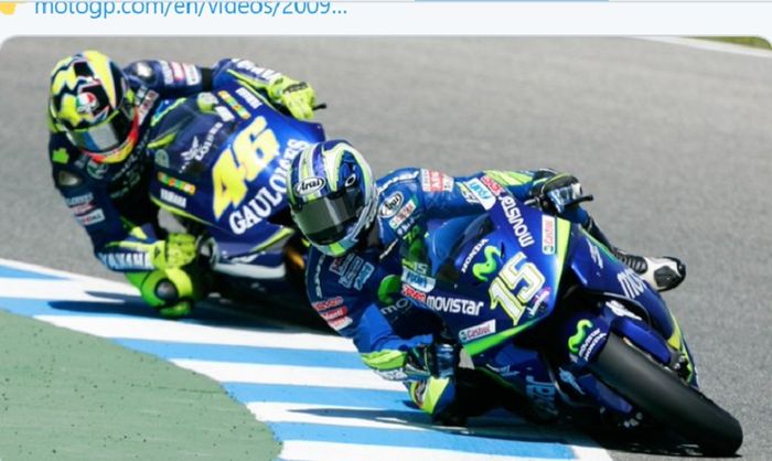 Aksi Valentino Rossi (#46) dan Sete Gibernau (#15) pada balapan MotoGP Spanyol di Sirkuit Jerez, Spanyol, 10 April 2005. 