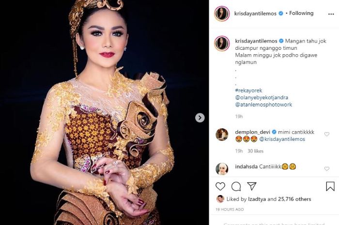 Penampilan cantik Krisdayanti saat memakai kebaya.