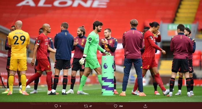 Para pemain Aston Villa memberikan guard of honour kepada para pemain Liverpool.