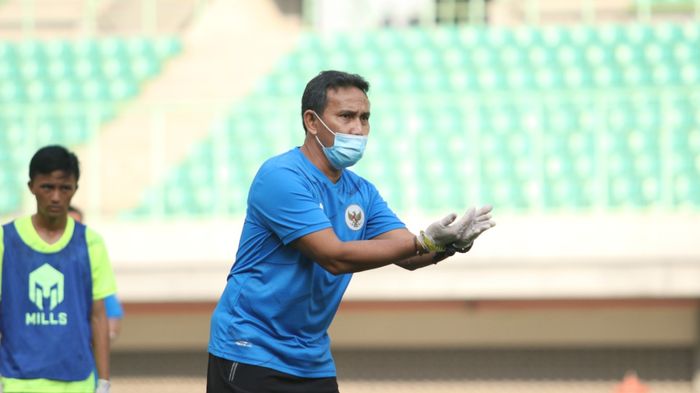 Pelatih timnas U-16 Indonesia, Bima Sakti, memimpin TC di Stadion Patriot Candrabhaga.