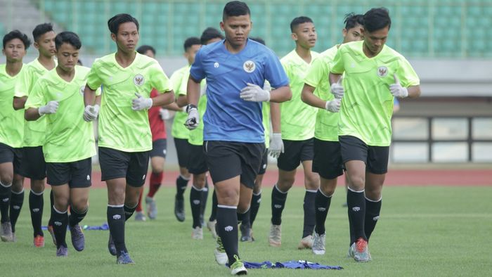 Para pemain timnas U-16 Indonesia mengenangkan sarung tangan medis saat melangsungkan TC di Stadion Patriot Candrabhaga, Bekasi, Jawa Barat pada Senin (6/7/2020)