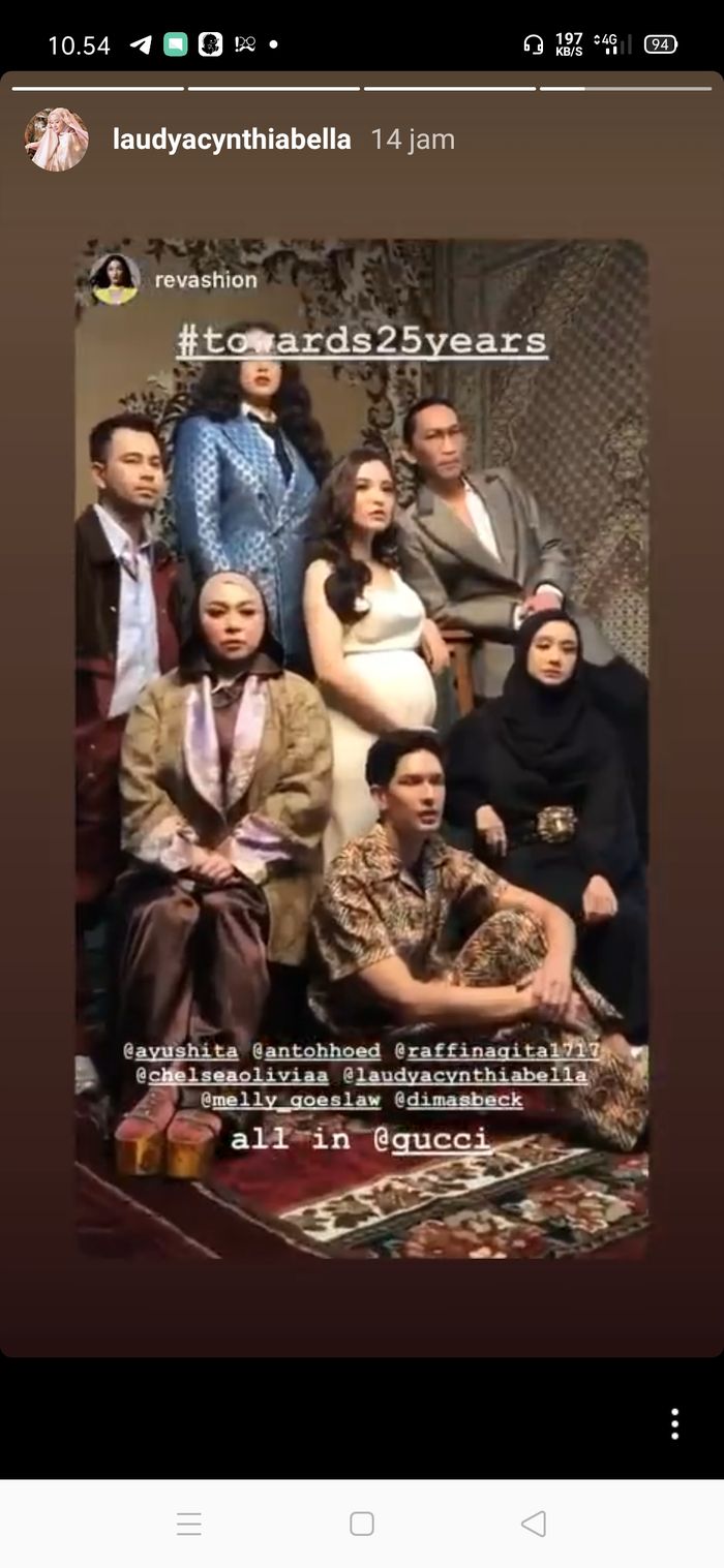 Laudya Cynthia Bella tampak melakukan sesi pemotretan dengan para personel BBB, Raffi Ahmad, Dimas Beck, Chelsea Olivia serta Ayushita.