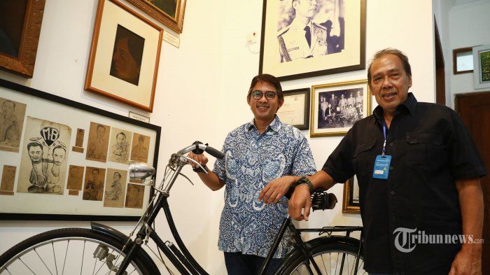 Anak dan Cucu Mantan Kapolri almarhum Jenderal Hoegeng, Aditya Hoegeng (kanan) dan Rama Hoegeng (kiri) berpose usai wawancara khusus dengan Tribunnews.com di Hoegeng Gallery, Depok, Jawa Barat, Senin (6/7/2020). 