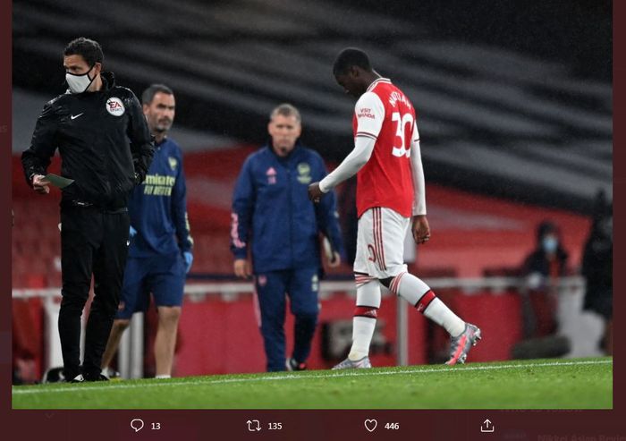 Eddie Nketiah diusir wasit dalam duel Arsenal vs Leicester City, 7 Juli 2020.