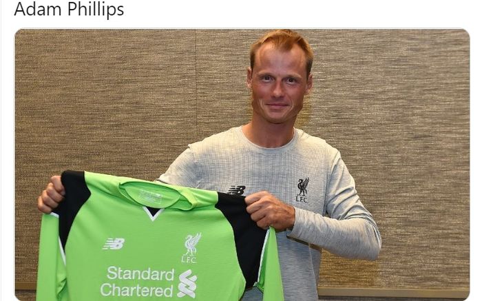 Kiper asal Austria, Alexander Manninger, memegang seragam Liverpool.