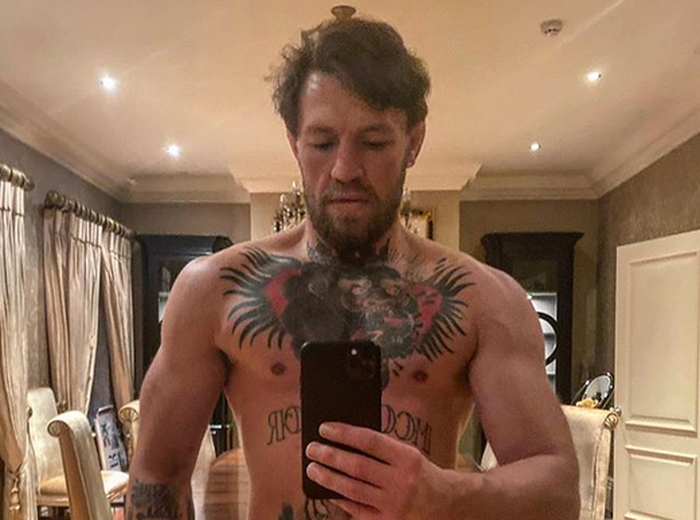 Petarung UFC, Conor McGregor memamerkan ototnya setelah memutuskan pensiun.
