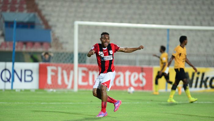 Titus Bonai saat mencetak gol melengkung indah di laga Qadsia FC vs Persipura Jayapura (16/9/2014).