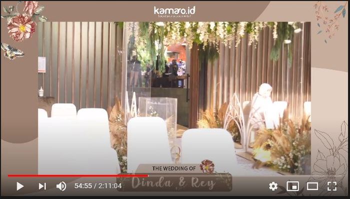 Dengan nuansa putih dan emas, venue momen sakral pernikahan Dinda Hauw dan Reynaldi Mbayang nampak sederhana dan elegan