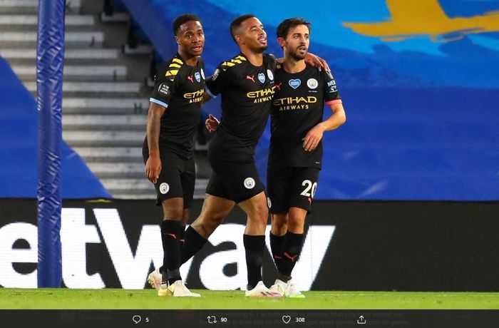 Raheem Sterling, Gabriel Jesus, dan Bernardo Silva merayakan gol ke gawang Brighton and Hove Albion.